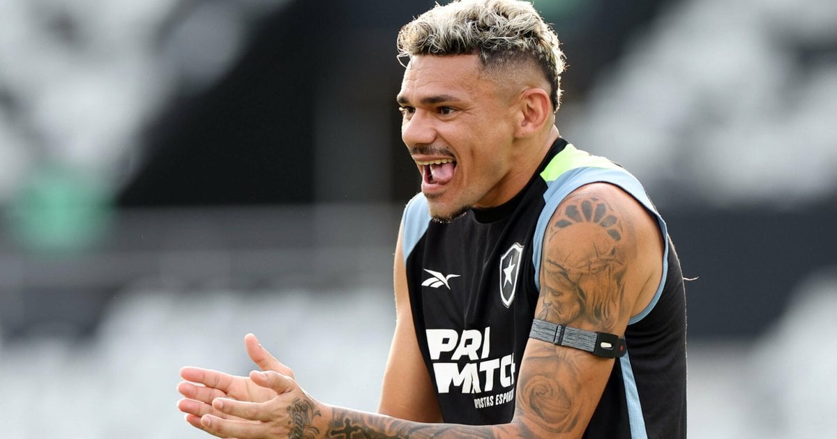 Santos demonstra interesse e inicia contatos por Tiquinho Soares, do Botafogo