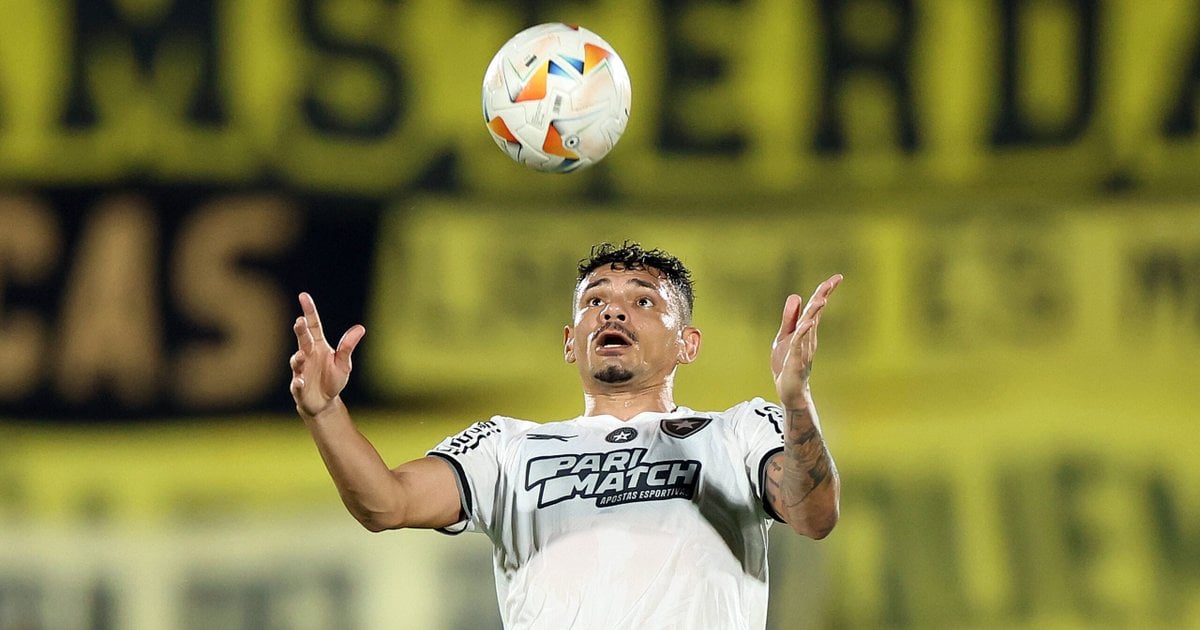 Botafogo ainda trabalha na contratação de um centroavante para substituir Tiquinho Soares, diz jornalista