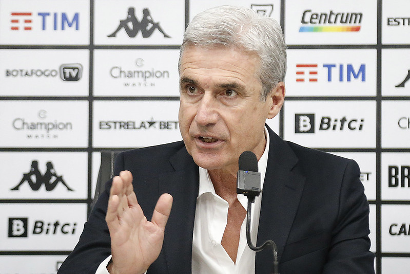 Por R$2 milhões mensais, Luís Castro aceita salvar o 2025 do Botafogo
