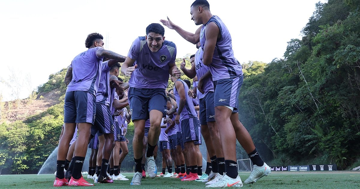 Reforço, Jair leva trote dos companheiros e treina com bola no Botafogo: ‘Estou muito feliz de estar aqui e muito motivado’
