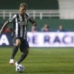 Álvaro Montoro em campo pelo Botafogo antes de ser liberado para a Argentina