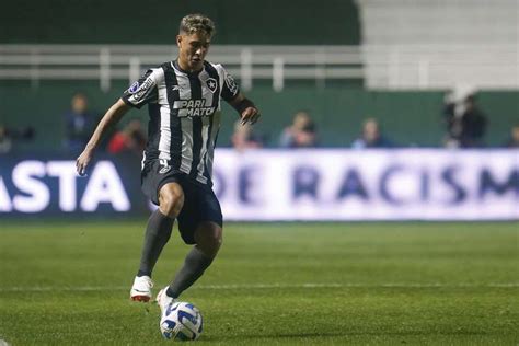 Álvaro Montoro em campo pelo Botafogo antes de ser liberado para a Argentina