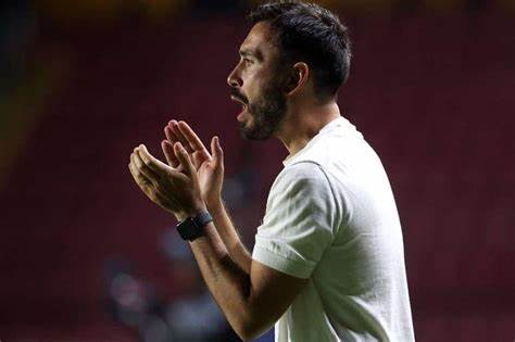 Davide Ancelotti em campo comandando o Botafogo, momento de instabilidade nas escalações
