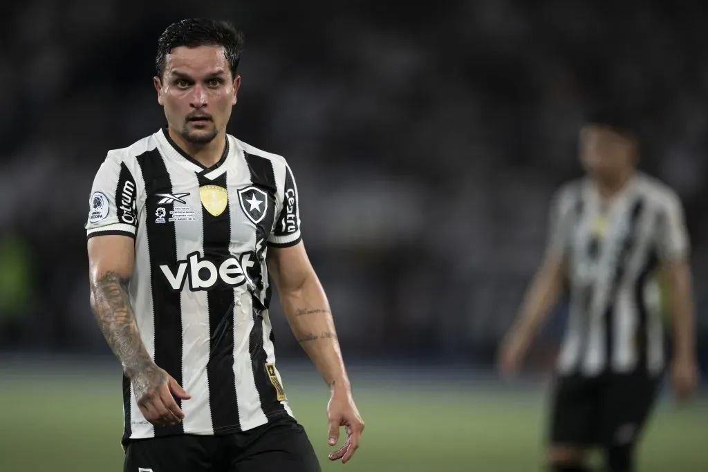 Artur em campo pelo Botafogo antes da lesão muscular