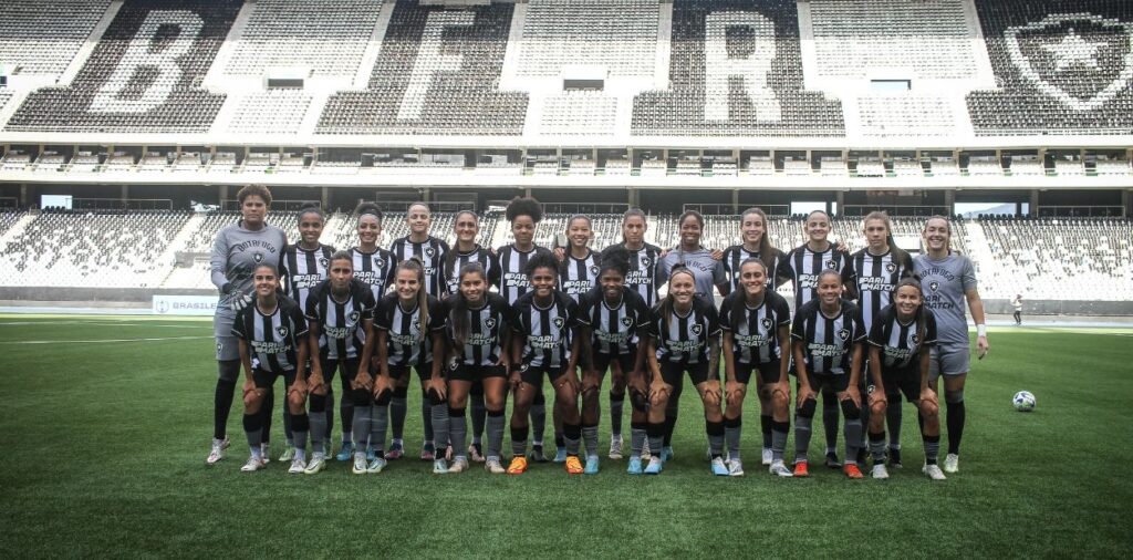 Time feminino do Botafogo antes da estreia no Carioca 2025