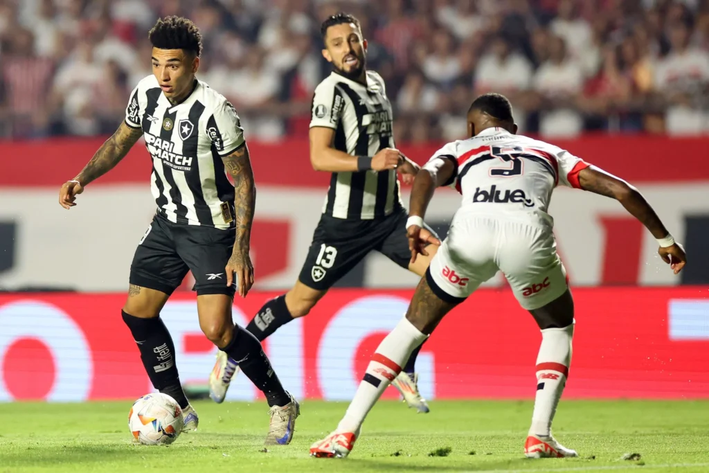 Dinneno comemora gol da vitória do São Paulo sobre o Botafogo no Morumbis