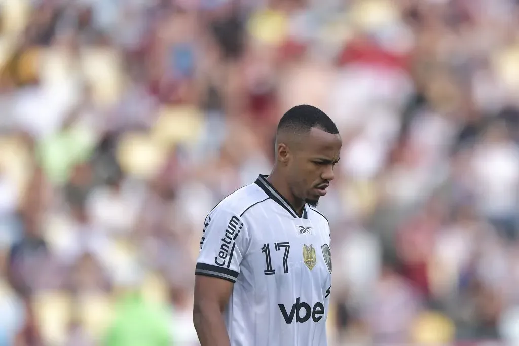 Davide Ancelotti observa o time do Botafogo em campo