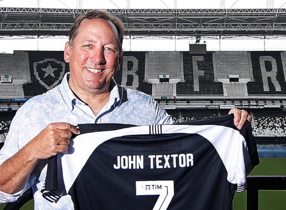 John Textor segurando camisa do Botafogo no Estádio Nilton Santos