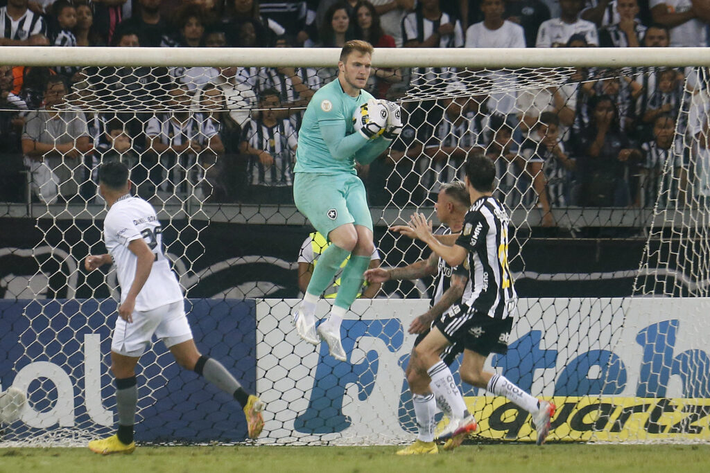 Goleiro Neto em ação com uniforme do Botafogo