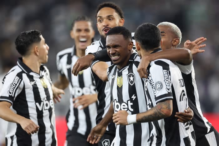Jogadores do Botafogo comemorando gol na vitória sobre o Bahia