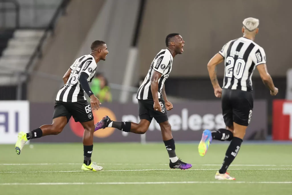 Zaga do Botafogo com jogadores em ação em treino/jogo