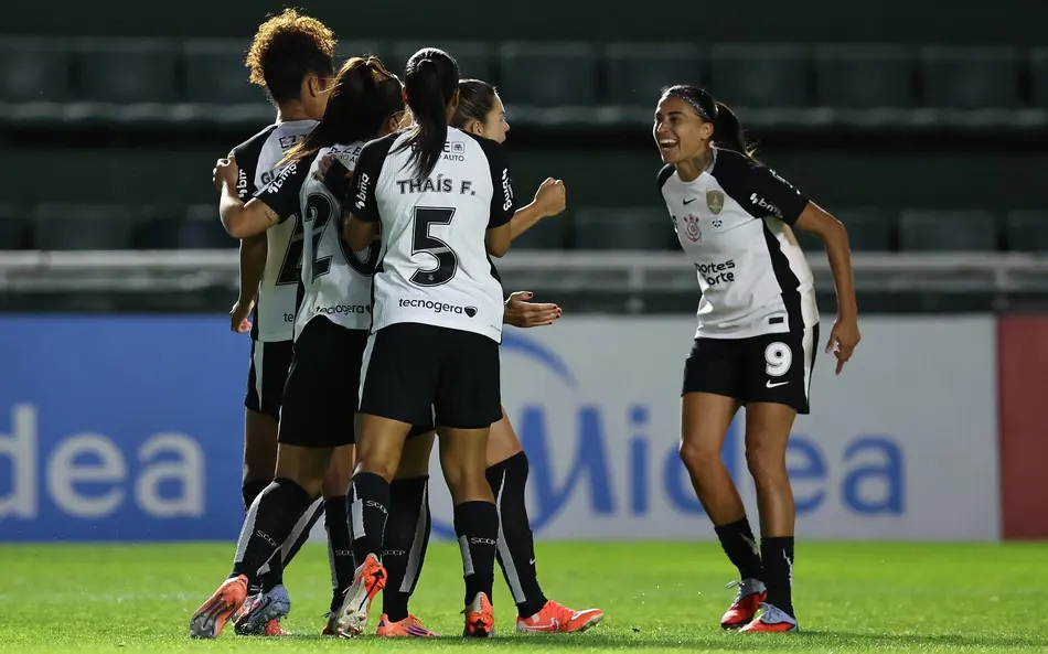 Jogadoras do Botafogo comemoram gol no Carioca Feminino