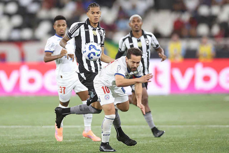 Jogadores do Botafogo comemorando gol em partida contra o Bahia