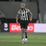 Barboza e Marlon Freitas em treino no Nilton Santos