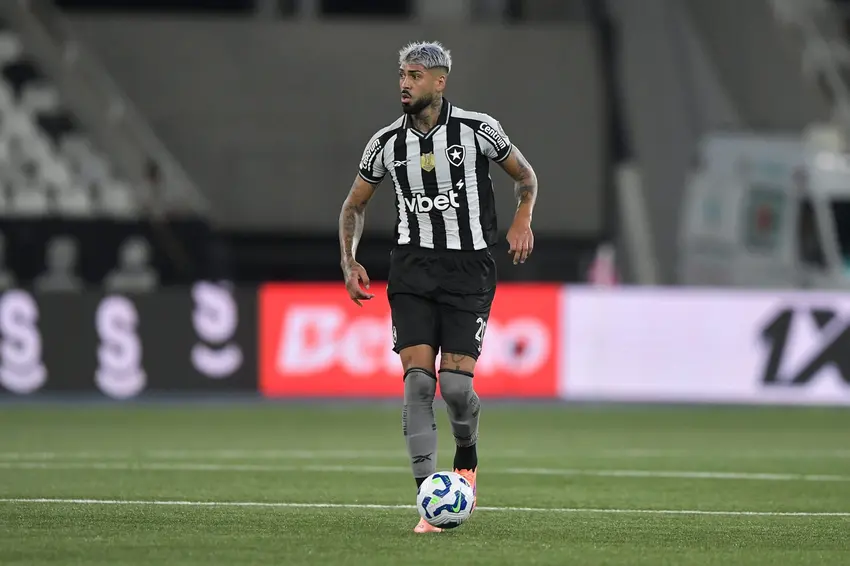Barboza e Marlon Freitas em treino no Nilton Santos