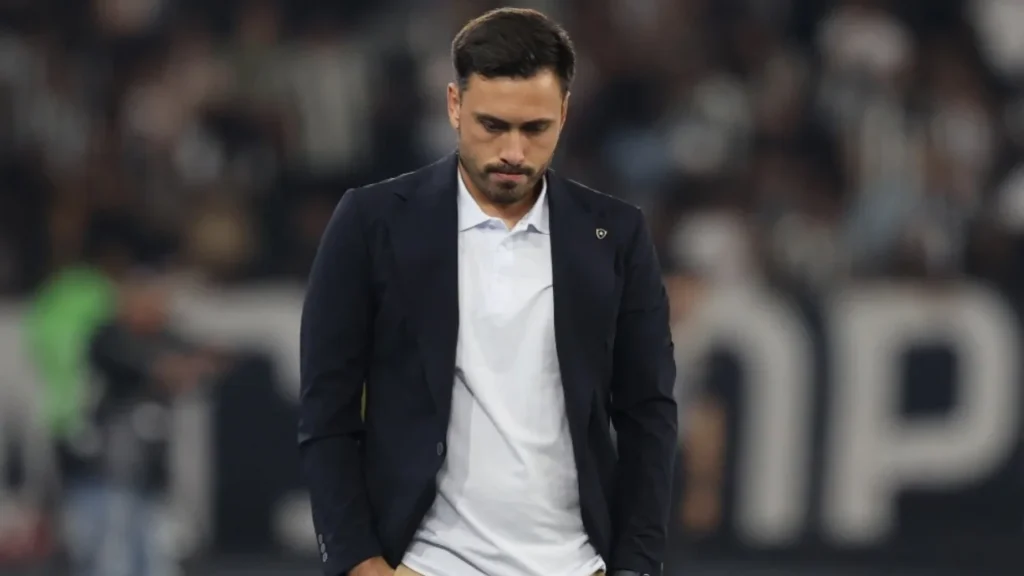 Davide Ancelotti gesticula em entrevista