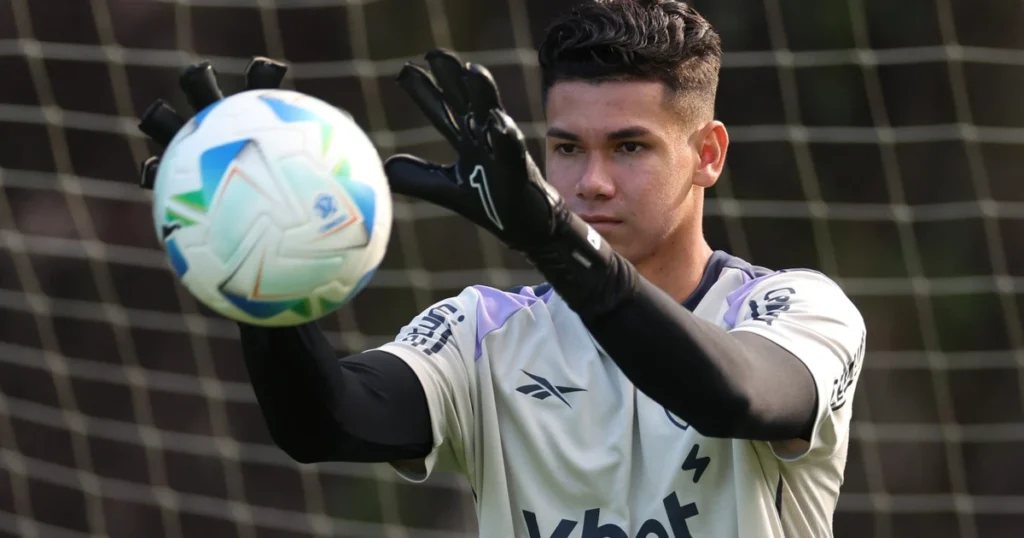 Cristhian Loor durante treino do Botafogo antes da convocação para o Equador.