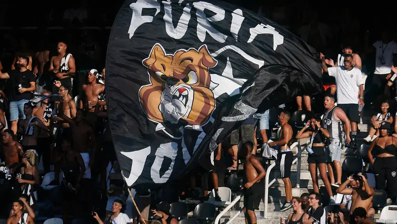 A torcida organizada Fúria Jovem, do Botafogo, divulgou uma nota oficial nesta sexta-feira, 28, manifestando apoio à Sociedade Anônima do Futebol (SAF) comandada por John Textor.