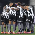 Elenco do Botafogo celebra vitória que aumenta chance de vaga na Libertadores.