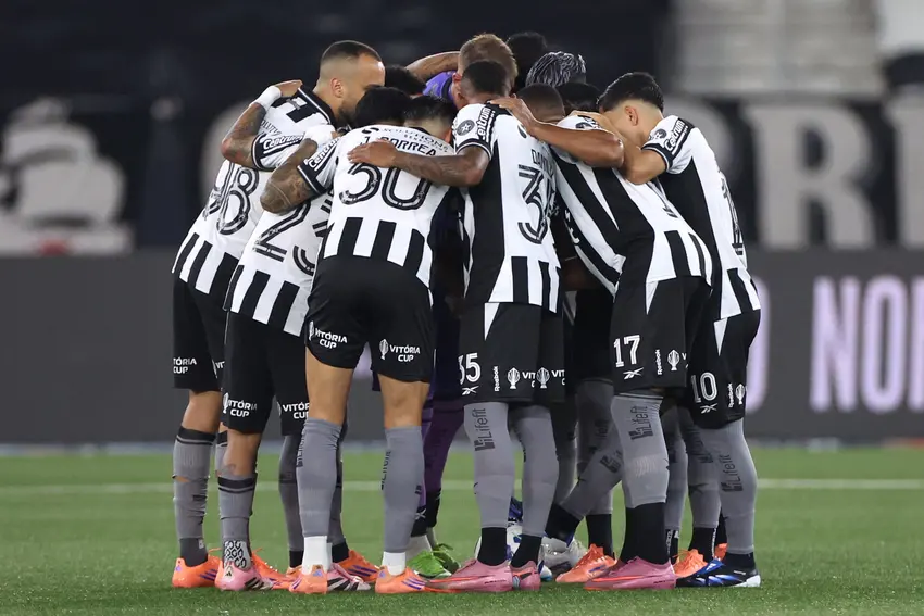 Elenco do Botafogo celebra vitória que aumenta chance de vaga na Libertadores.