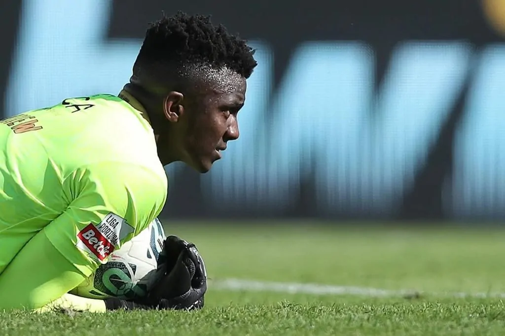 Goleiro Andrew eleito melhor do mês em Portugal