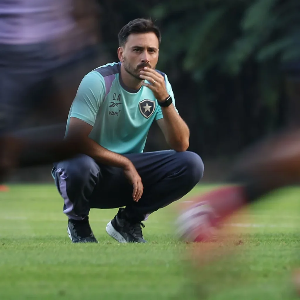 O Botafogo assegurou sua participação na Libertadores de 2026 ao vencer o Grêmio. Contudo, a continuidade do técnico Davide Ancelotti