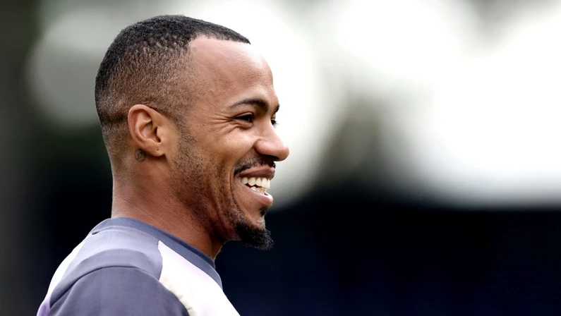 O volante e capitão do Glorioso teve seu nome considerado pela diretoria do clube tricolor. No entanto, a possibilidade de transferência foi oficialmente descartada.