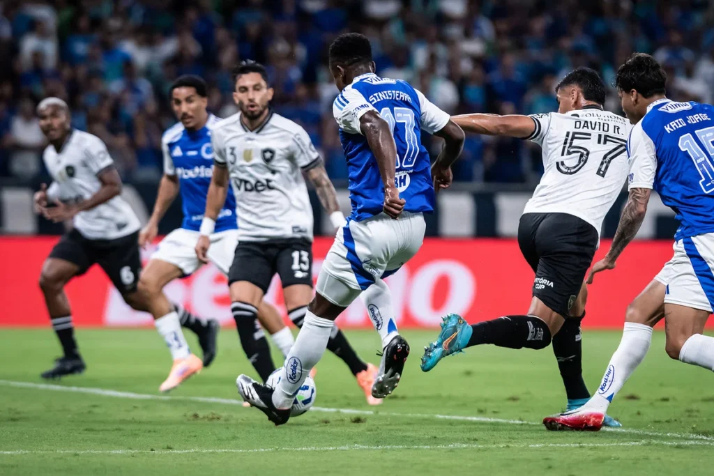 O Botafogo enfrentou o Cruzeiro no Mineirão e começou a partida em desvantagem, perdendo por 2 a 0.