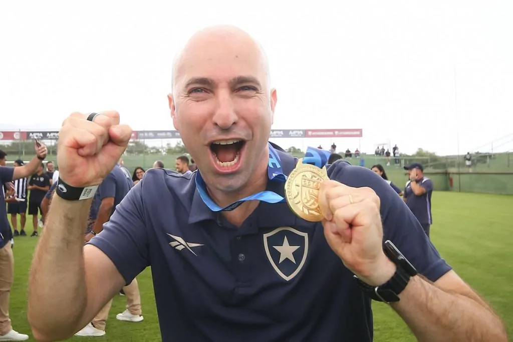 O técnico da equipe sub-20 do Botafogo, Rodrigo Bellão, prestou uma homenagem ao ex-jogador e treinador Carlos Alberto Torres, conhecido como Zagallo.