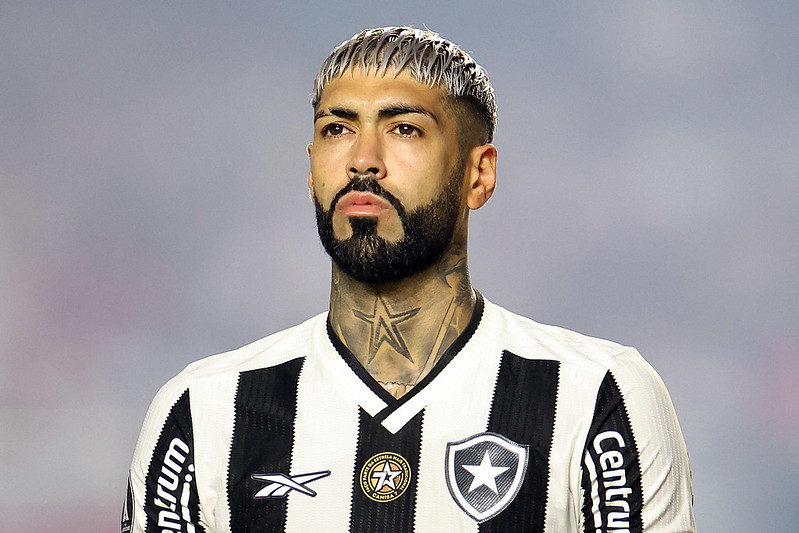 Zagueiro Alexander Barboza está no último ano de contrato e tem futuro indefinido no Botafogo