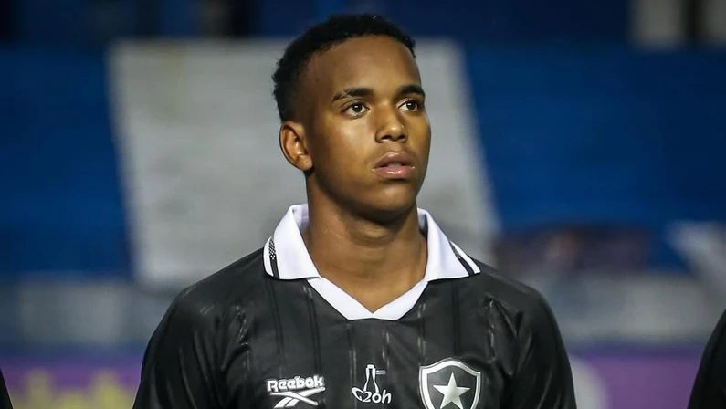Gustavo Pereira deixa o Botafogo após não ter compra de direitos federativos exercida. Volante se despede após boa passagem pela Copinha.