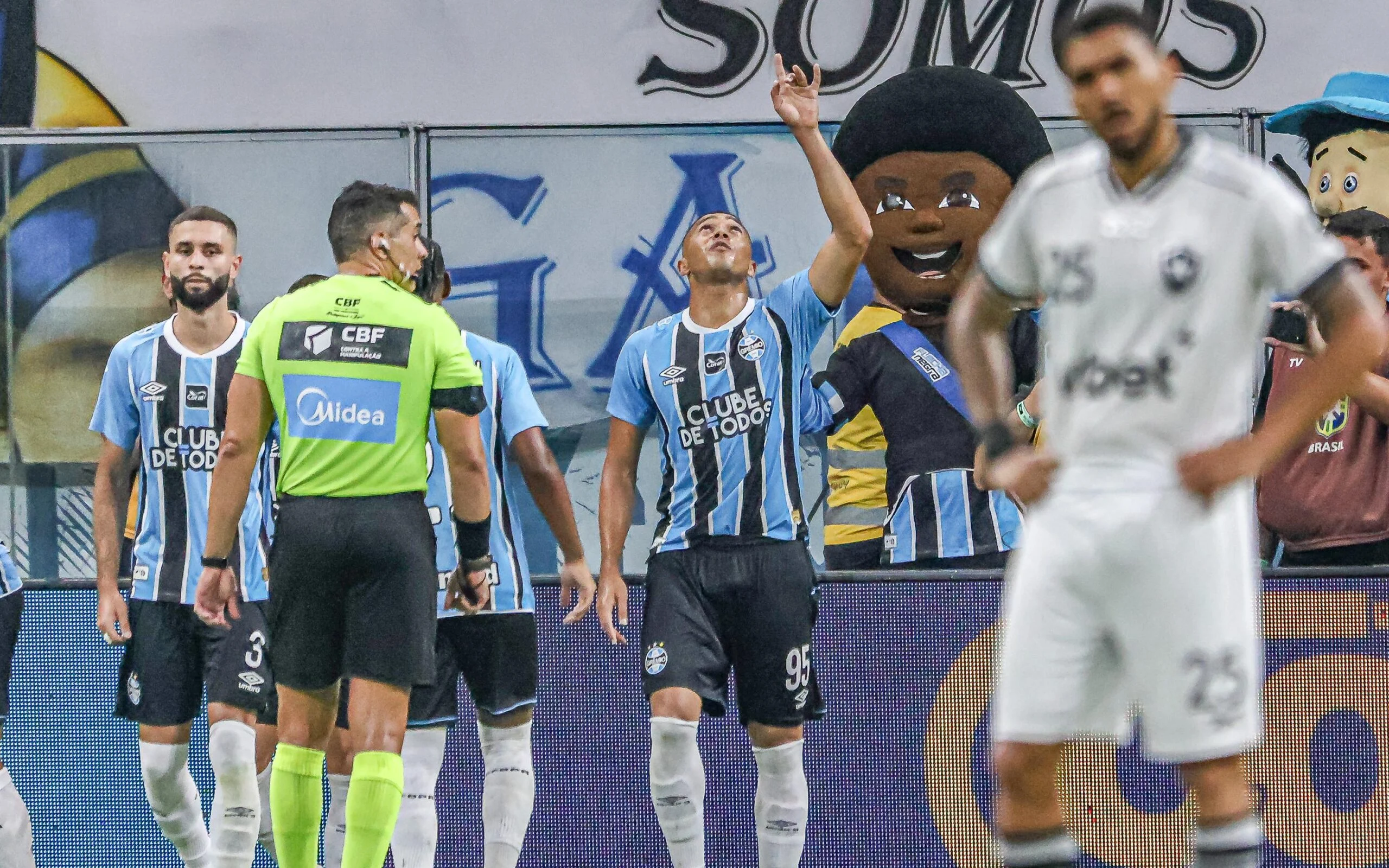 Falhas defensivas e erros decisivos marcam derrota do Botafogo para o Grêmio fora de casa pelo campeonato.