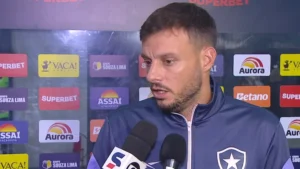 Técnico do Botafogo orienta jogadores no gramado antes de clássico contra o Fluminense pelo Campeonato Carioca