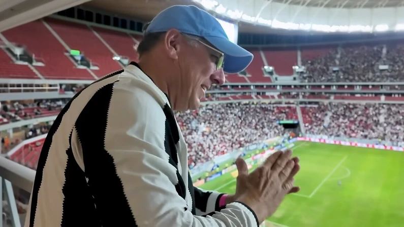 John Textor acompanha o Botafogo em Porto Alegre e intensifica ações para estabilizar finanças e manter bom desempenho no Brasileiro.