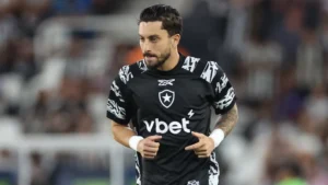Capitão Alex Telles pede foco do Botafogo para manter bom início e buscar vitória fora de casa contra o Grêmio pelo Brasileiro.