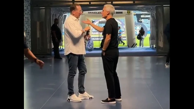 Dono da SAF do Botafogo conversa com Luís Castro antes do duelo contra o Grêmio e relembra parceria do início da gestão.