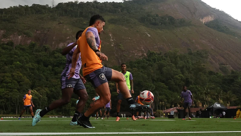 Botafogo busca reforços antes da pré-Libertadores, mas negociações podem atrasar inscrições e impactar início do torneio.