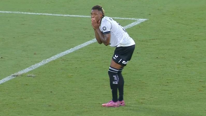 Danilo deixa clássico com dores e preocupa Botafogo