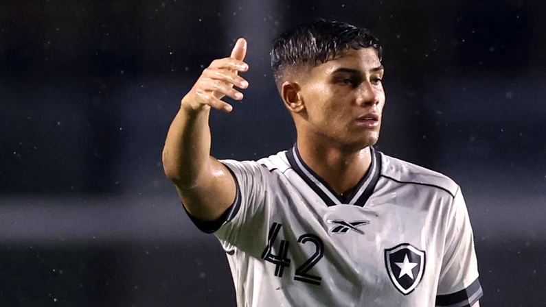 Botafogo está perto de comprar Kadu em definitivo por R$ 5 milhões e garantir lateral com contrato de quatro anos.