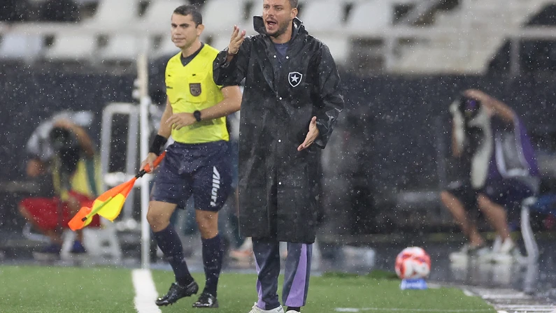 Botafogo mantém Martín Anselmi e aposta em projeto de longo prazo, mesmo após resultados negativos e pressão por mudanças.