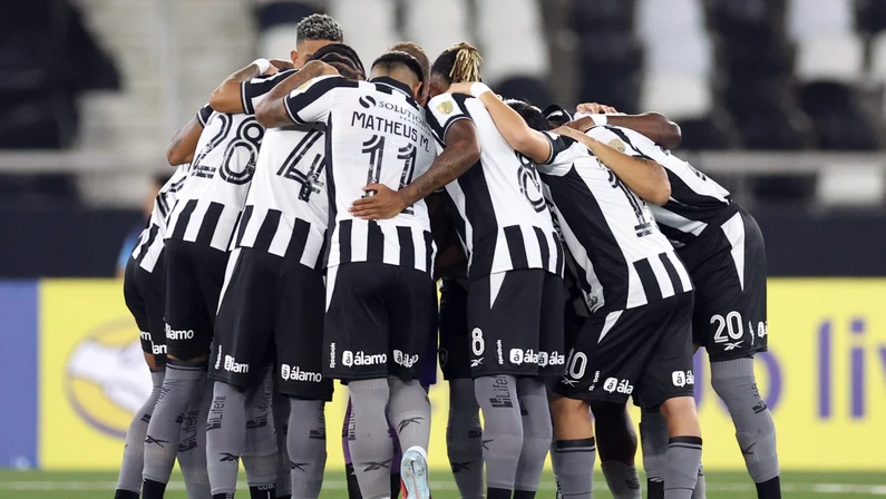 Botafogo garante vaga na Sul-Americana com destaques individuais e críticas a falhas defensivas e escolhas táticas.