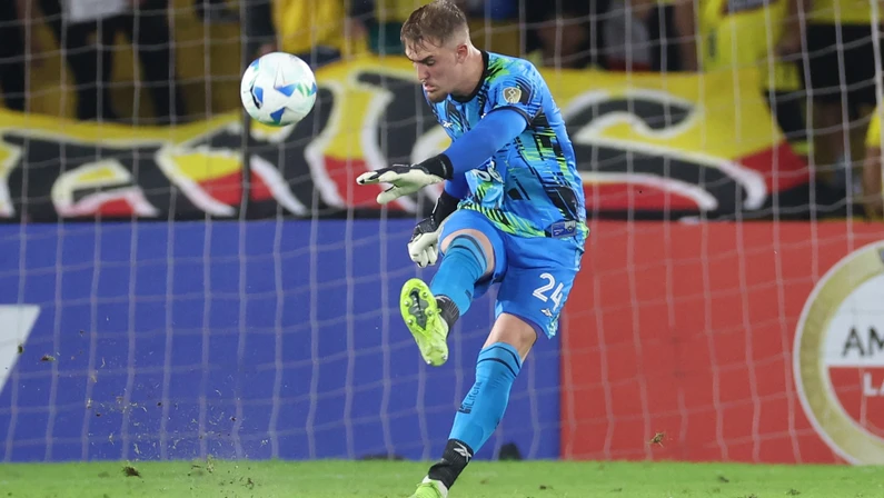 Estratégia do Botafogo no mercado gera críticas após equipe não priorizar contratação de goleiro para reforçar o elenco.