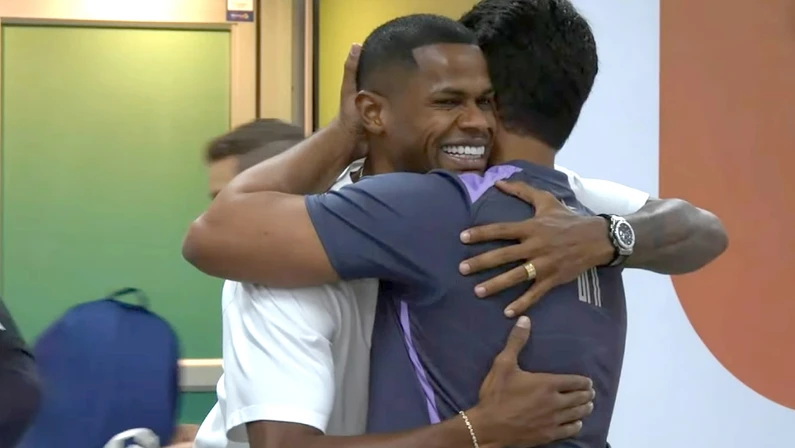 Atacante retorna ao Botafogo, recebe apoio do elenco e reforça ambiente positivo para a temporada.