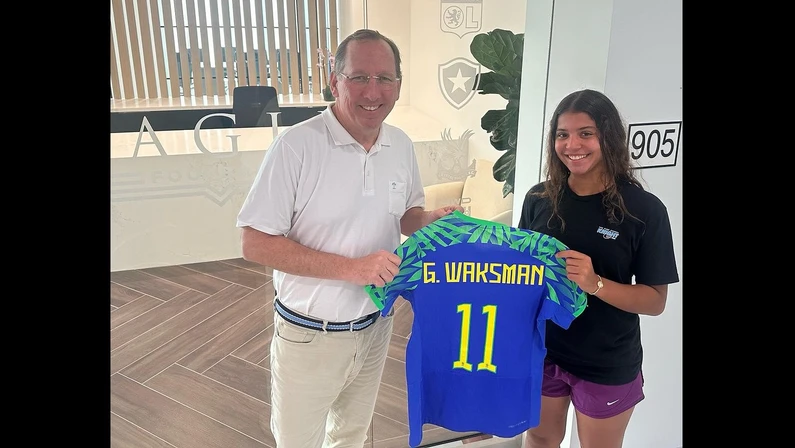 Investidor comemora transferência de Giovanna Waksman para o futebol francês e destaca potencial da jovem promessa.