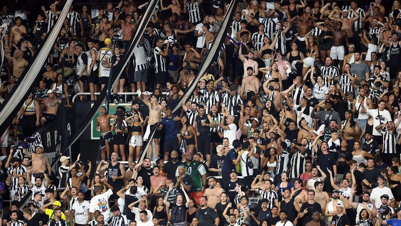 Botafogo avalia reforços para a defesa enquanto torcida organiza mosaico para decisão importante na Libertadores.