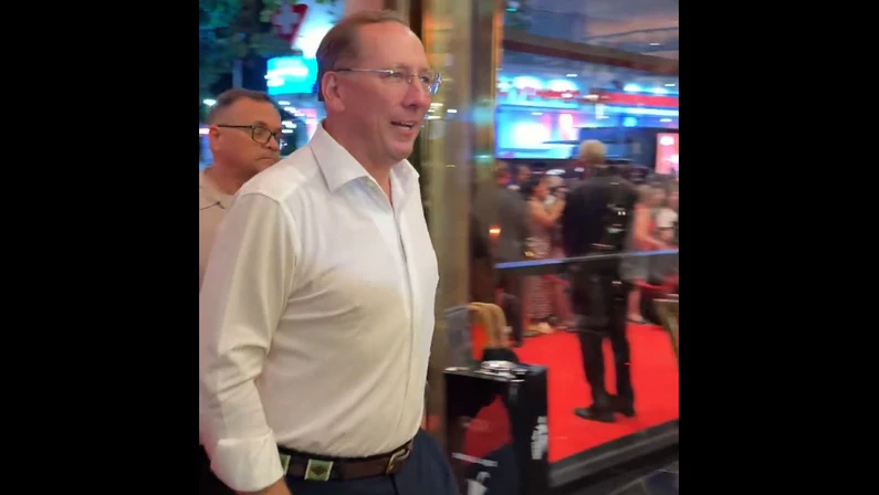 John Textor participa de evento do Carioca e reforça apoio ao Botafogo antes de confronto decisivo na Libertadores.