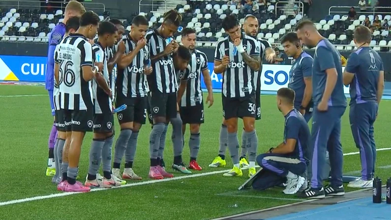 Técnico do Botafogo é pressionado por escolhas táticas e escalação antes de confronto decisivo contra o Barcelona