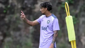 Cristian Medina pode ser titular do Botafogo no clássico contra o Flamengo. Anselmi prepara mudanças e possíveis estreias no time.