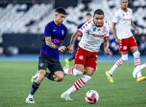 Chance desperdiçada no fim do jogo revolta torcedores após empate entre Botafogo e Bangu.