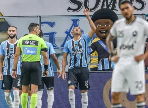 Falhas defensivas e erros decisivos marcam derrota do Botafogo para o Grêmio fora de casa pelo campeonato.